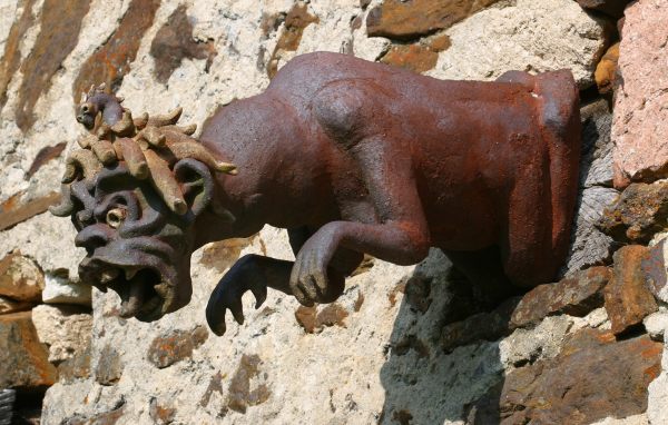 Gargouille chevelue, poterie sculpture, art fantastique d'Emmanuel Buchet, potier sculpteur au pays des sorciers
