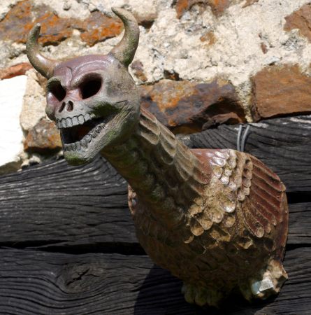 Gargouille crane cornu, poterie sculpture, art fantastique d'Emmanuel Buchet, potier sculpteur dans le Cher au pays des sorciers, centre France