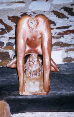 Gargouille femelle, poterie sculpture, art fantastique d'Emmanuel Buchet, potier sculpteur au pays des sorciers