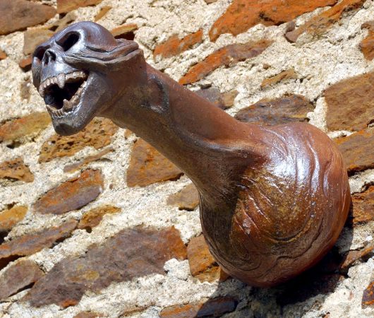 Gargouille tête de mort, poterie sculpture, art fantastique d'Emmanuel Buchet, potier sculpteur au pays des sorciers